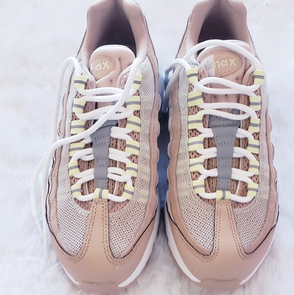 Wmns Air Max 95 Bio Beige - Picture 2 of 8